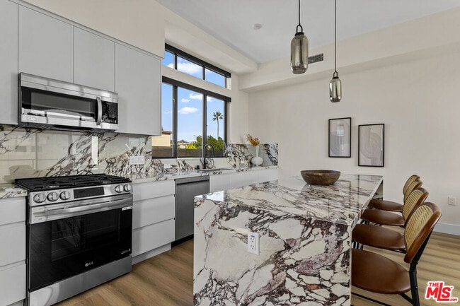 Building Photo - 1318 1/2 N Vista St