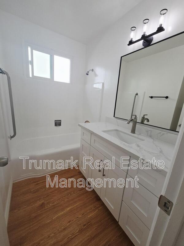 Photo - 649 W Glenoaks Blvd