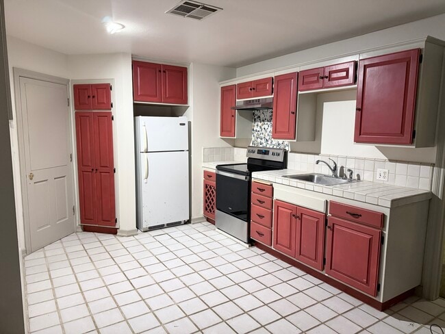 Building Photo - 140 San Nicholas Ave Unit Downstairs ADU