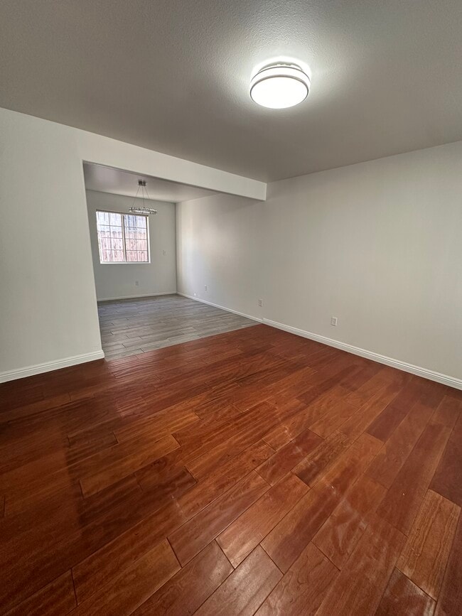 Building Photo - 1827 N Mariposa Ave