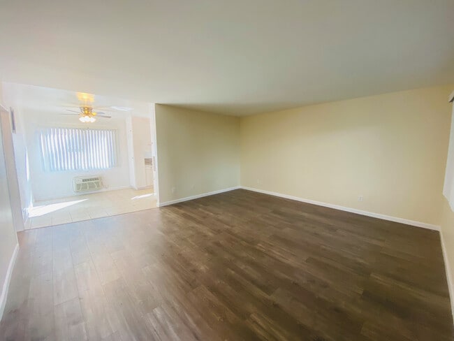 UNIT #4 LIVING ROOM - 10851 Moorpark St Unit 4