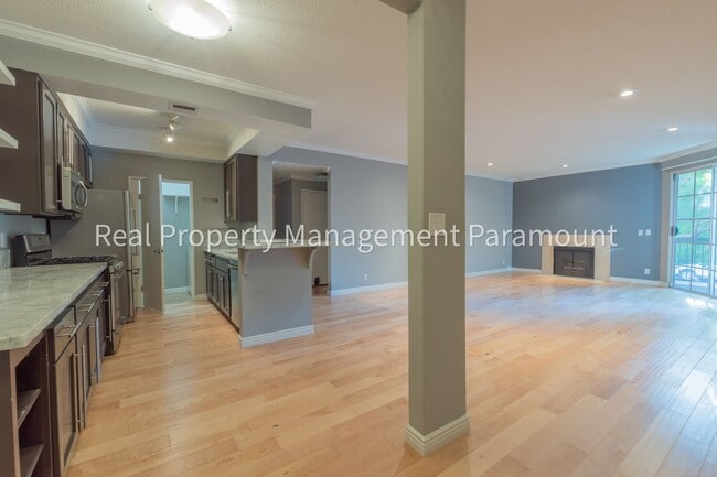 Building Photo - Don't miss out! 2 Bed 2 bath ready to go!