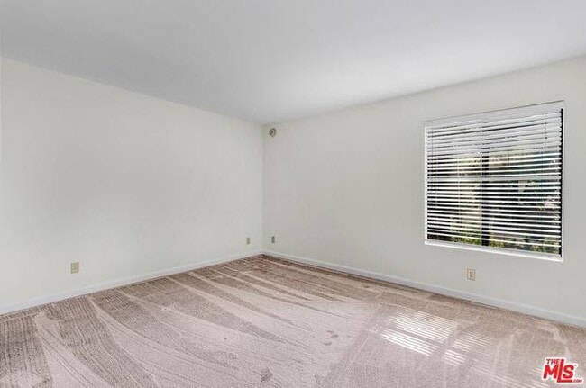 Photo - 15207 Magnolia Blvd Unit 209