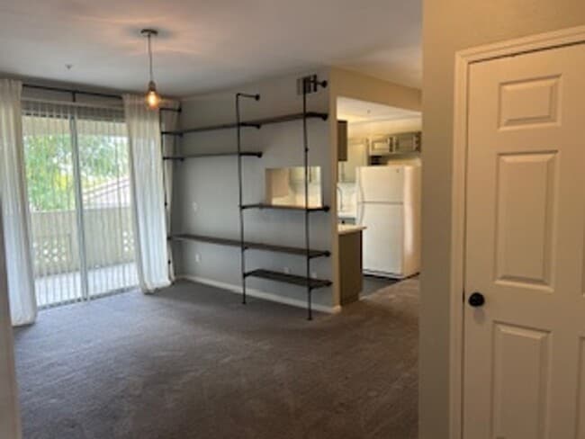 Building Photo - Beautiful 1 Bedroom Condo Unit 77