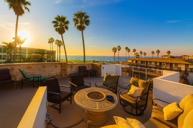 Photo - #110:WHITE HOUSE - UNOFFICIAL (JEFF GINSBURG ROOMMATES) Unit UPSTAIRS S/E ROOM