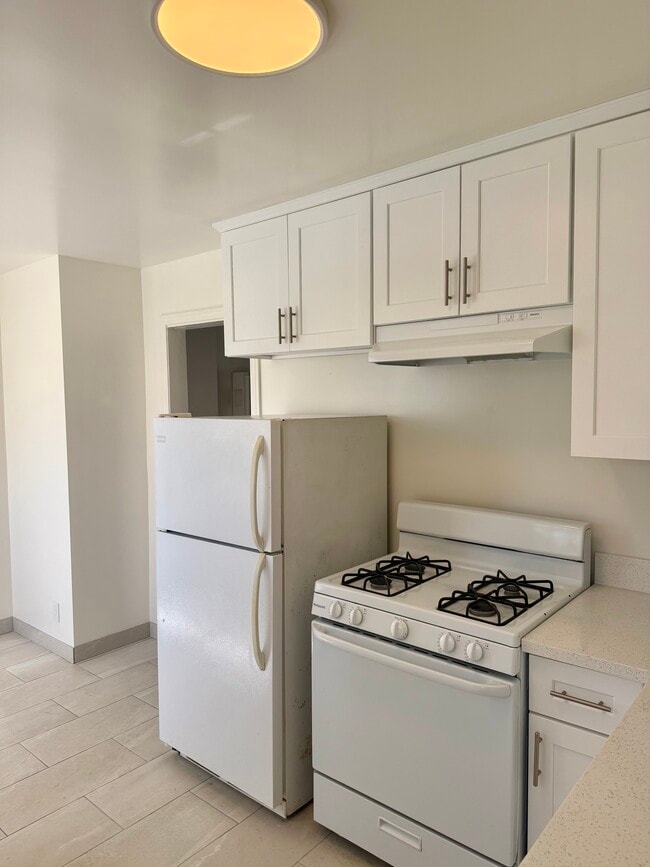 Kitchen - 414 Grand Blvd Unit 410