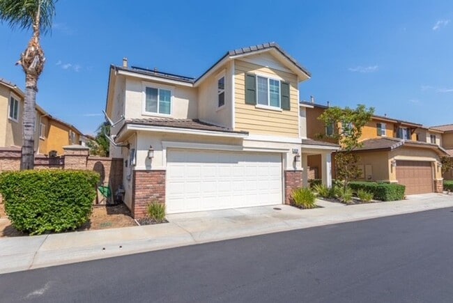 Building Photo - Beautiful, Spacious Home with solar-Desira...