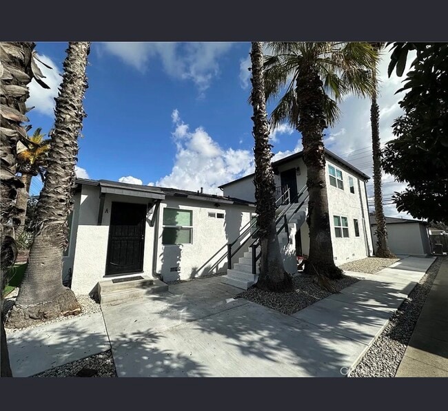 Side view - 1436 N Hollywood Way