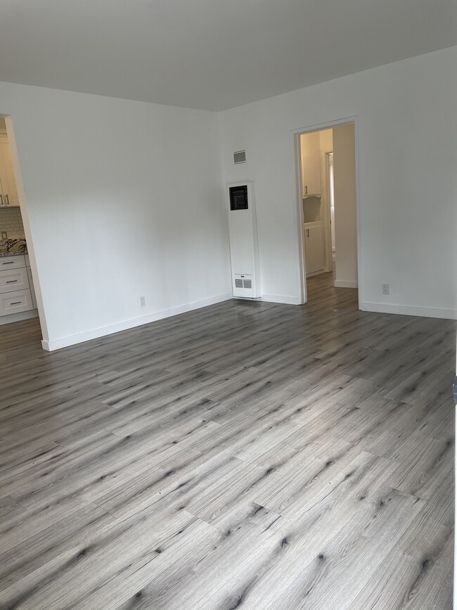 Building Photo - 12329 Oxnard St Unit 1 Rental