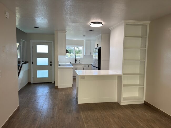 Building Photo - 568 Lomas Santa Fe Dr