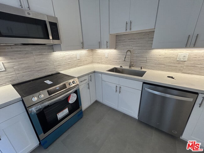 Building Photo - 1033 6th St Unit 312