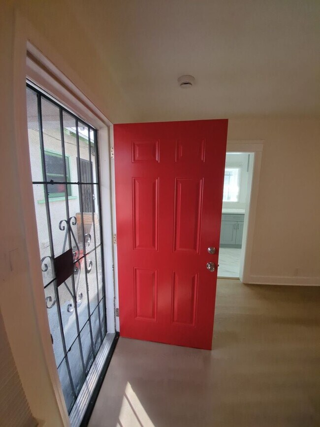 Photo - 4215-4217 S Budlong Ave Unit 4215