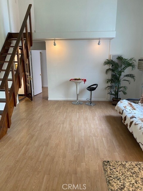 Building Photo - 1943 Vista Del Mar Ave Unit 4