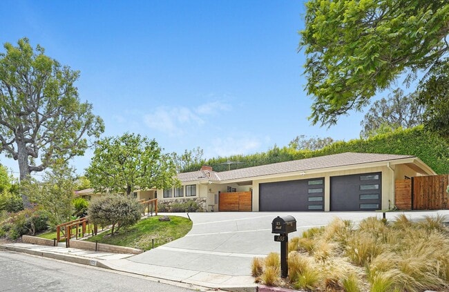 Building Photo - 555 Amalfi Dr