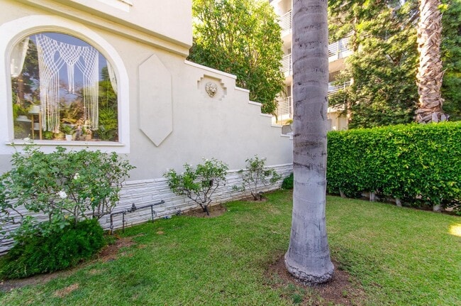 Photo - 1123-1127 Larrabee St Unit 1123 1/2