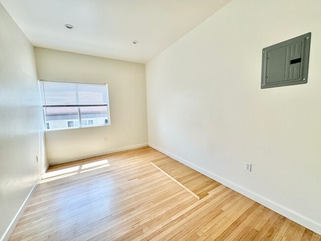 Photo - 515-518 3/4 N Mariposa Ave Unit 515 3/4