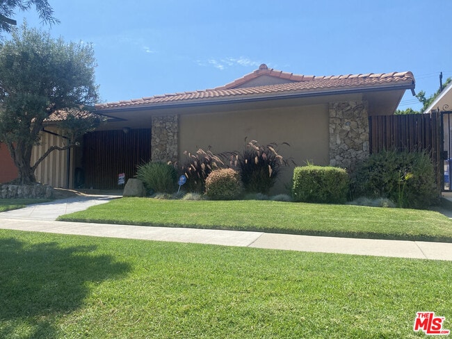 Photo - 6633 S Sherbourne Dr House