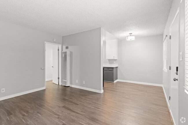 Building Photo - 539 E 11th St Rental