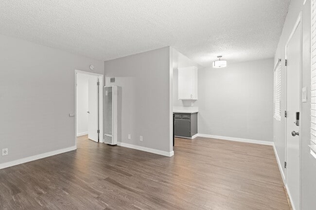 Photo - 539 E 11th St Apartment Unit 04