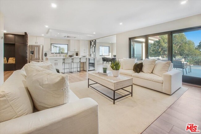 Photo - 2019 N Sycamore Ave Condo