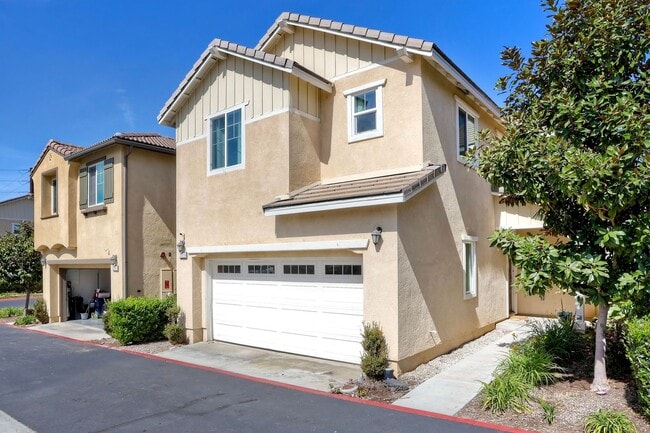 Building Photo - Fallbrook Two Weeks FREE Beautiful Horse Creek Ridge Spacious 3 Bed / 2.5 Bath Home with Solar