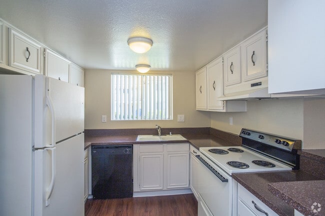 1 BR, 1 BA - 701 SF - Casa La Mesa