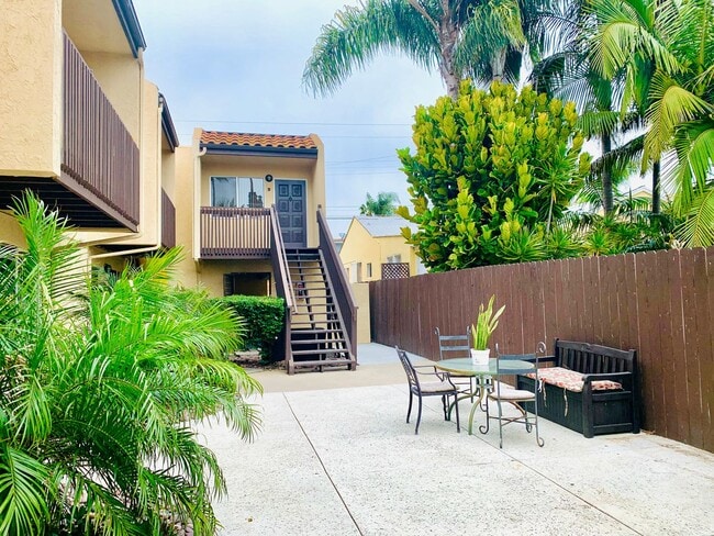 Building Photo - SPACIOUS 2BD/1.5BA TOP FLOOR UNIT IN THE H...