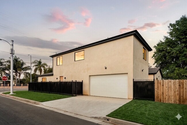 Photo - 17852 Saticoy St