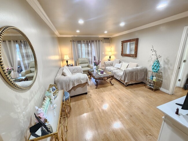 Building Photo - 6904 Radford Ave Unit 7