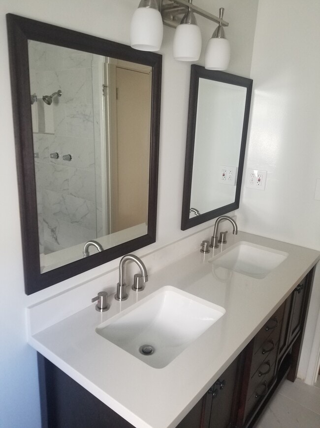 Building Photo - 6012 S Kings Rd