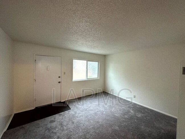 Photo - 169 W 42nd St