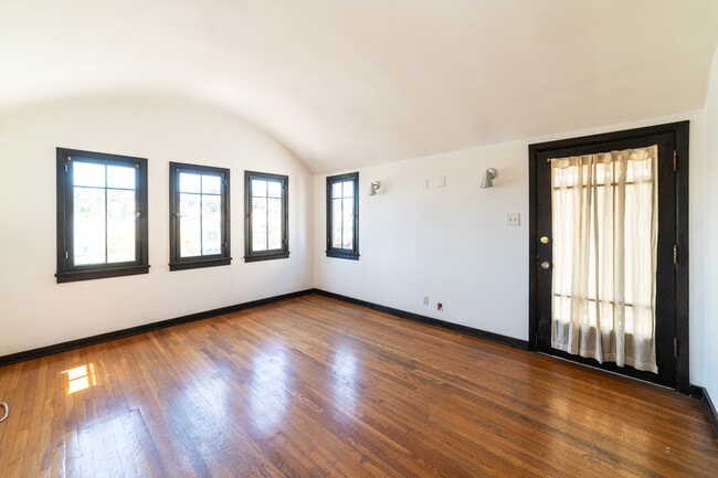 Photo - 836 Silverlake Blvd-