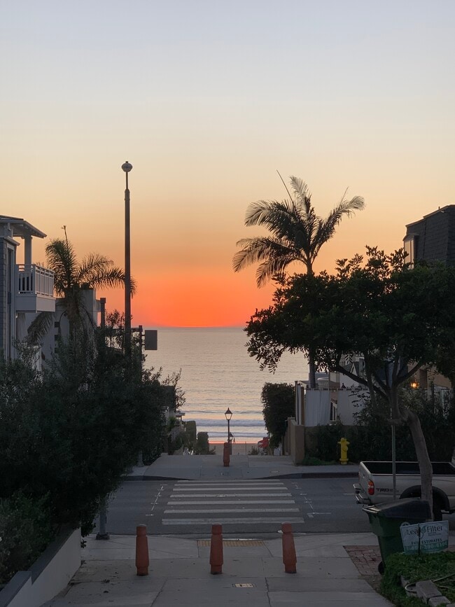 Walk street ocean views - 306 17th St Unit Beach Cottage