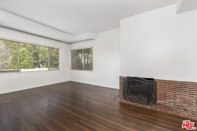 Building Photo - 3043 Hollycrest Dr Rental