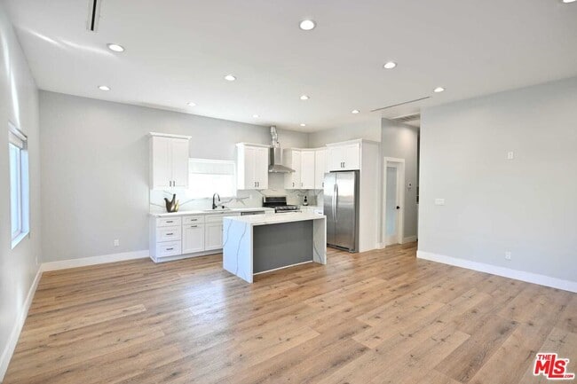 Photo - 6961 Balcom Ave