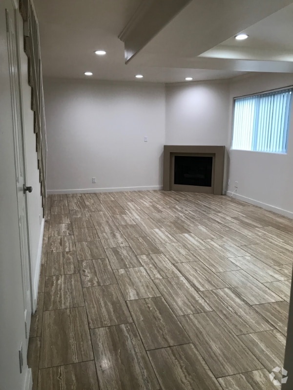 Building Photo - 13012 Riverside Dr Rental
