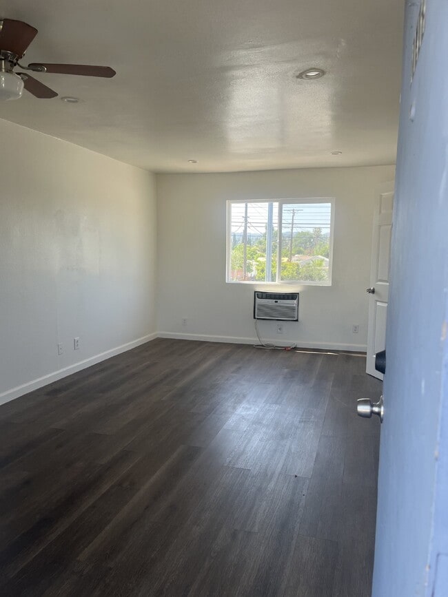 Photo - 20469 Vanowen St