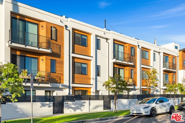 Photo - 5943 Pickford St