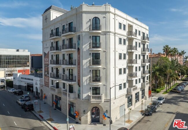 Building Photo - 5768 W 3rd St Unit PH1