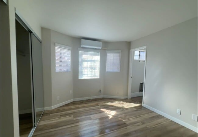 Photo - 703 W 30th St