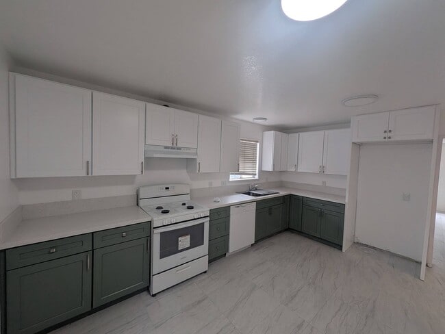 Building Photo - B- 6-Unit 9532-9536 1/2 Cedar Street. Unit 9532