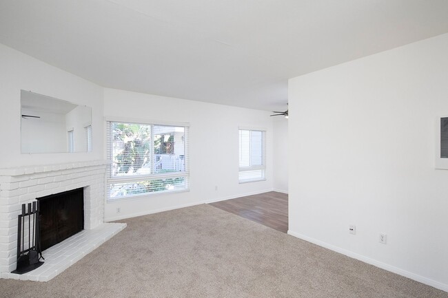 Building Photo - Large Upstairs Unit w/ a Fireplace