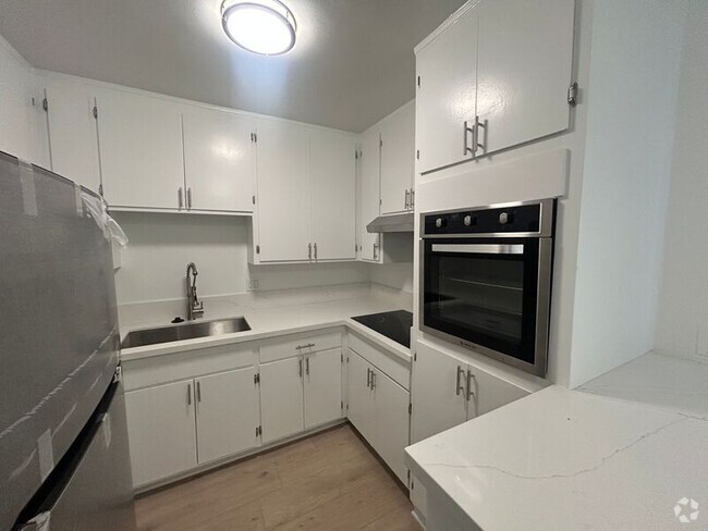 Building Photo - 10205 Pinewood Ave Rental