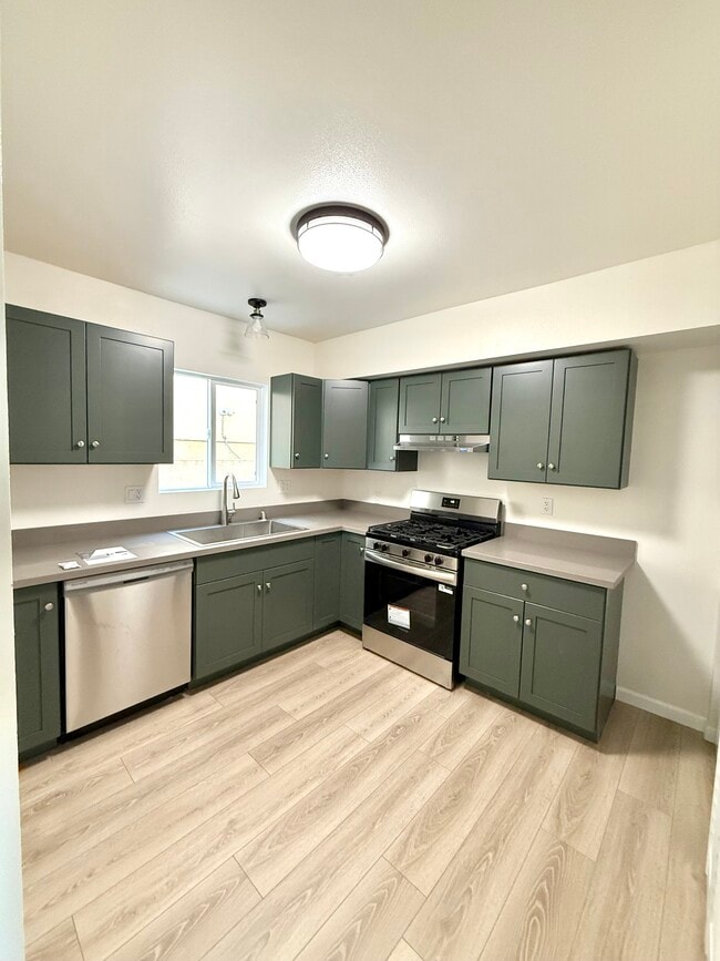 Building Photo - 14606 Gilmore St Unit 3