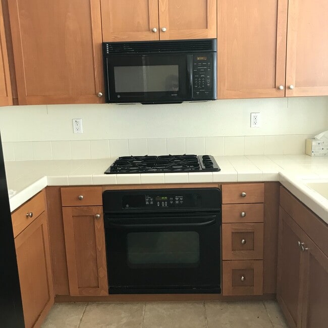 Photo - Lovely Townhome In The Spectrum Community For Lease