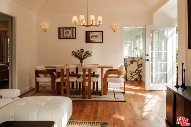 Photo - 866 N Doheny Dr