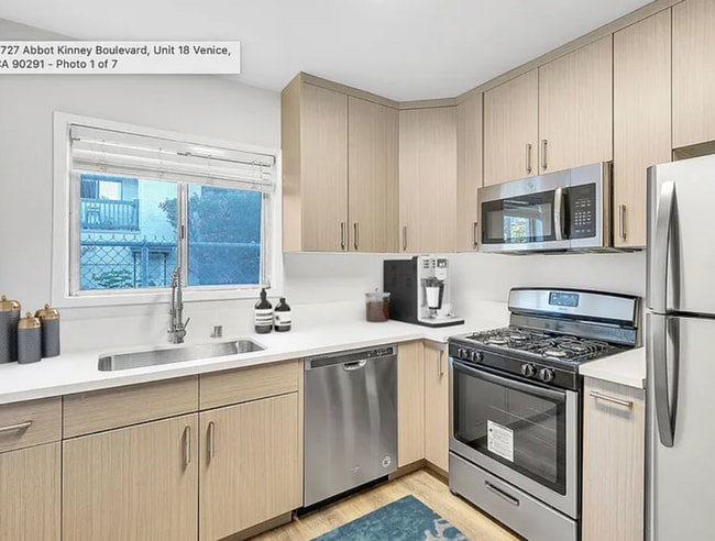 Building Photo - 2727-2741 Abbot Kinney Blvd Unit 18