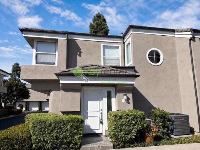 Building Photo - Beautifully renovated single-level condo in gated Newport Baycrest