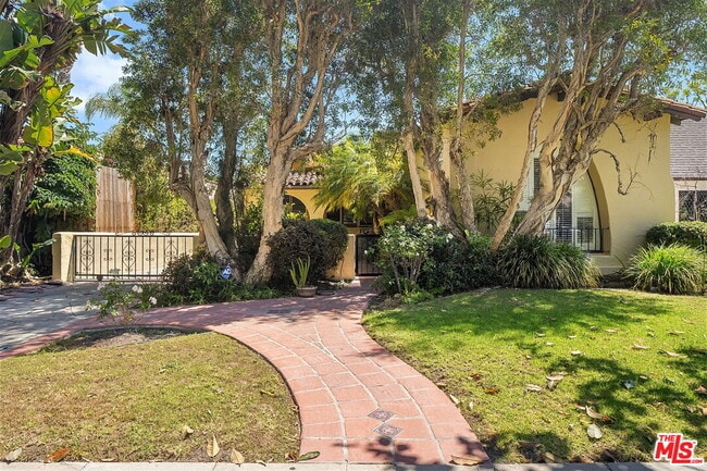 Building Photo - 10762 Wellworth Ave