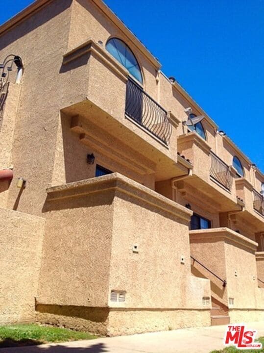 Building Photo - 4349 Cahuenga Blvd Rental